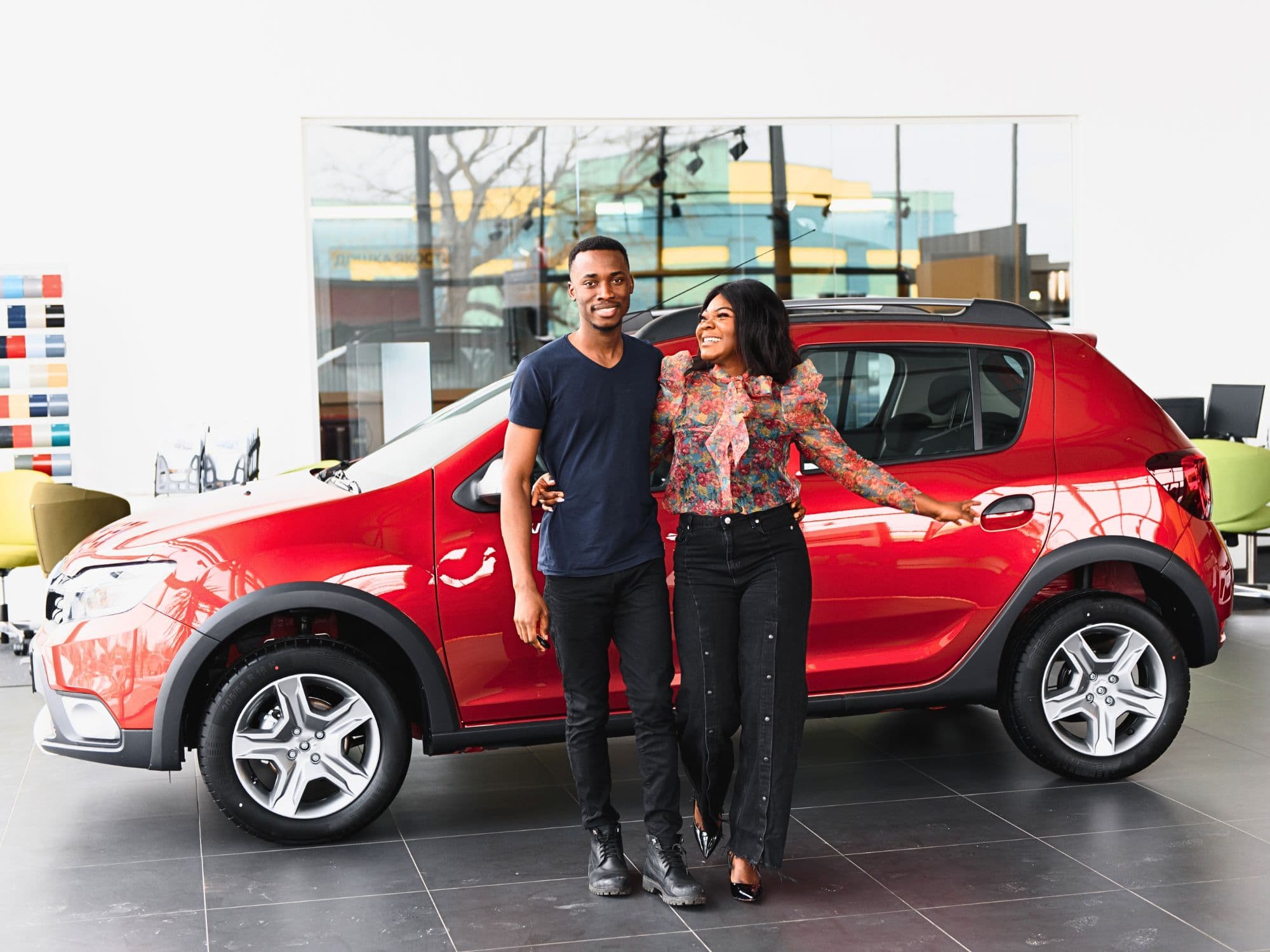 Cliente escolhendo carro em concessionária