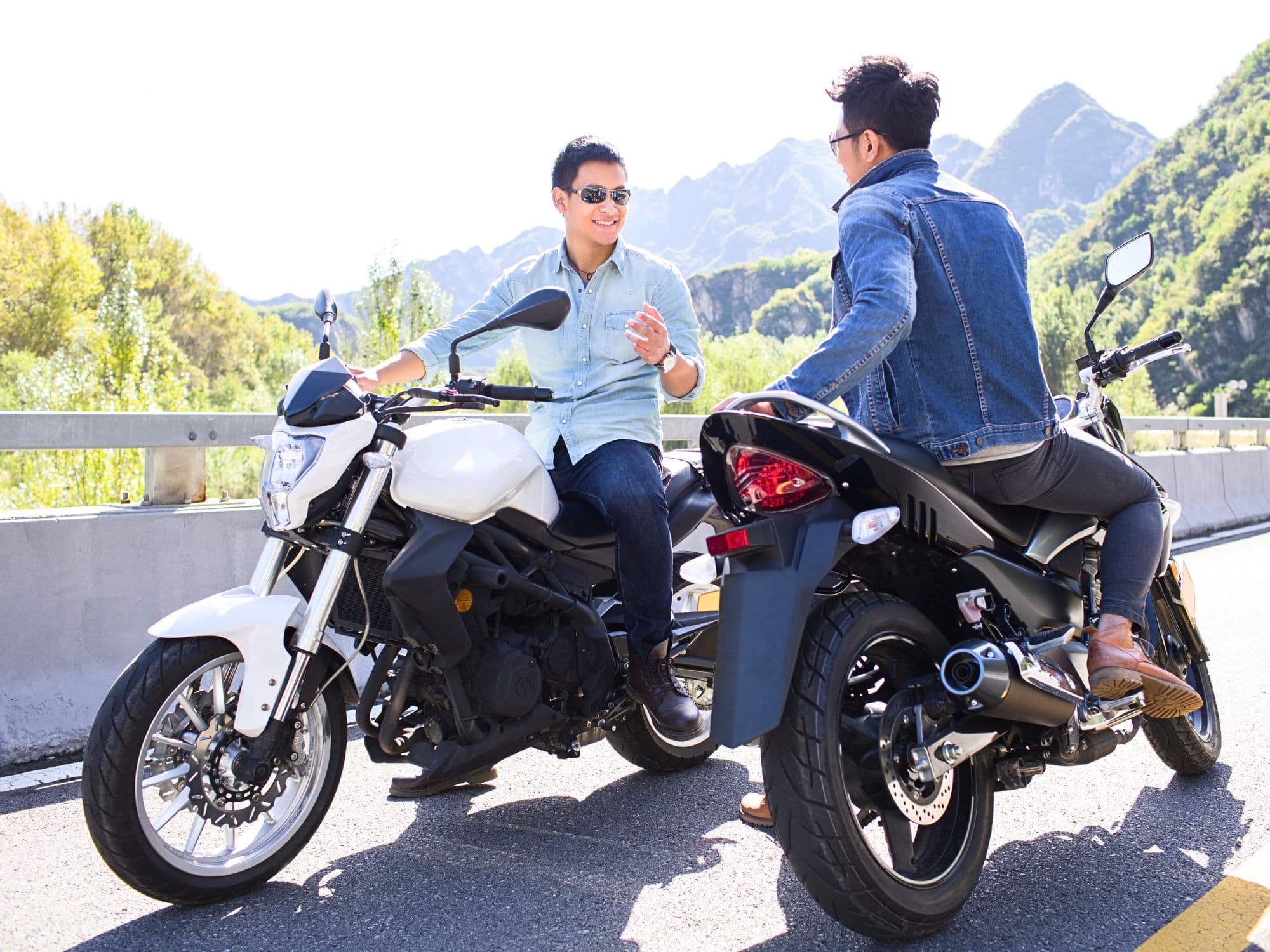 Motociclistas conversando em estrada de serra