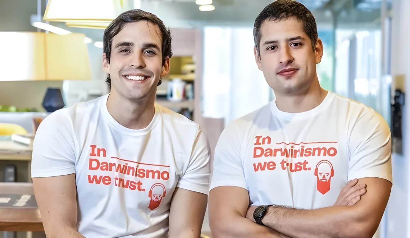 Firmino Freitas e Carlos Alberto Souza Barros, fundadores da Darwin Seguros, ao lado do logotipo da empresa