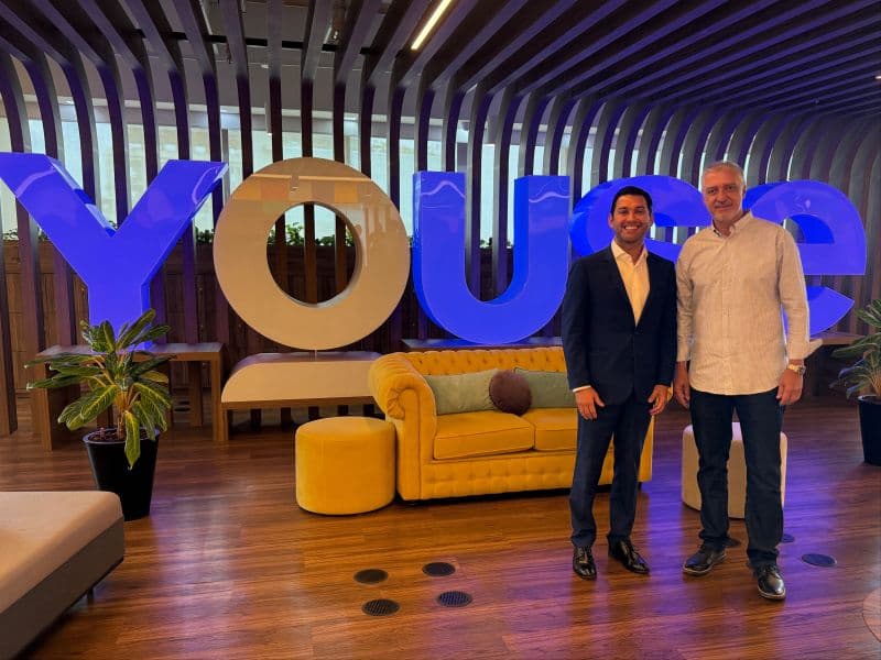 Rodrigo Valença, CEO da Caixa Residencial, e Henrique Cruz, CEO da Youse Seguros, na sede da Youse
