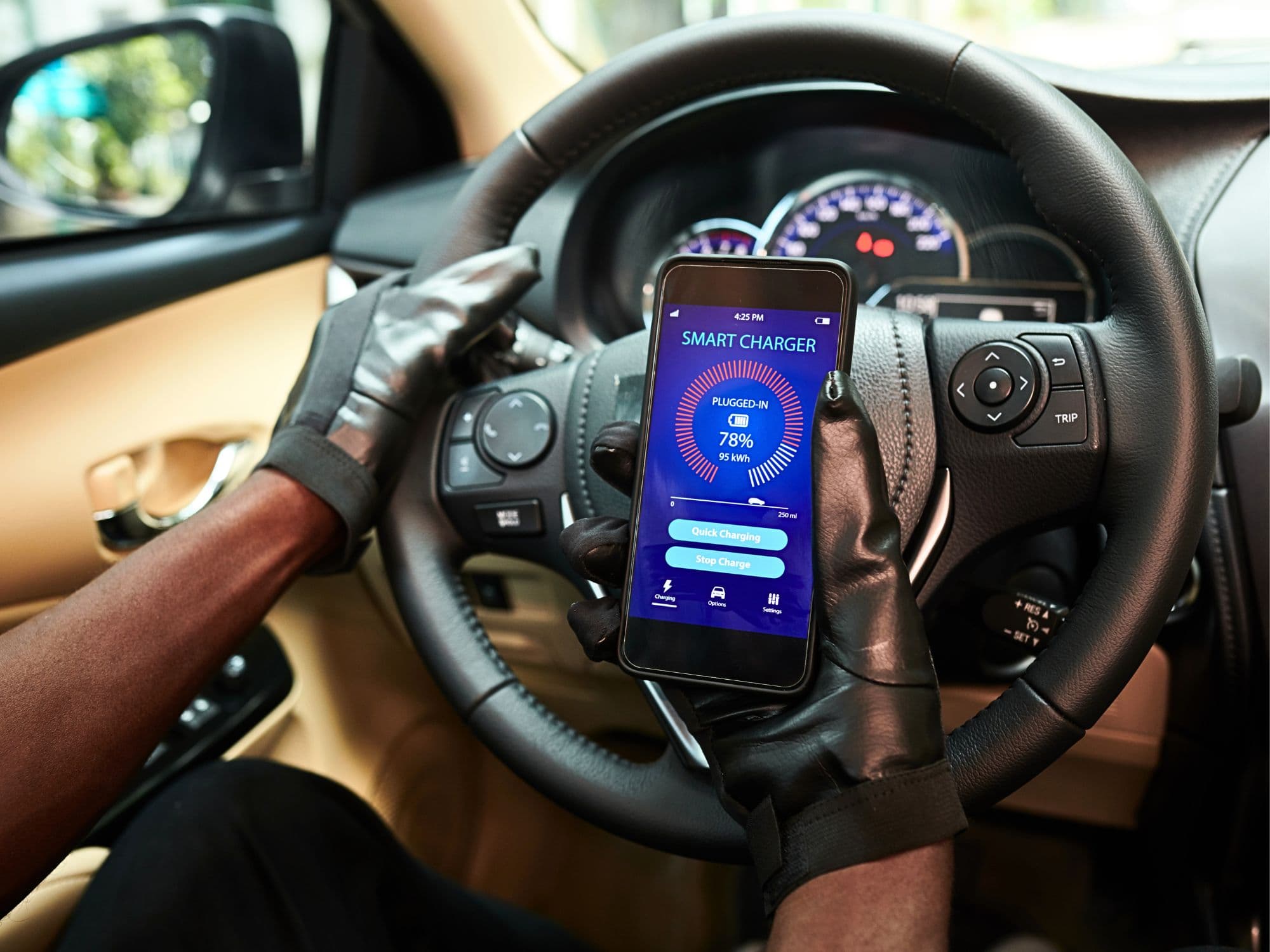 Motorista segurando o celular com aplicativo aberto ao volante