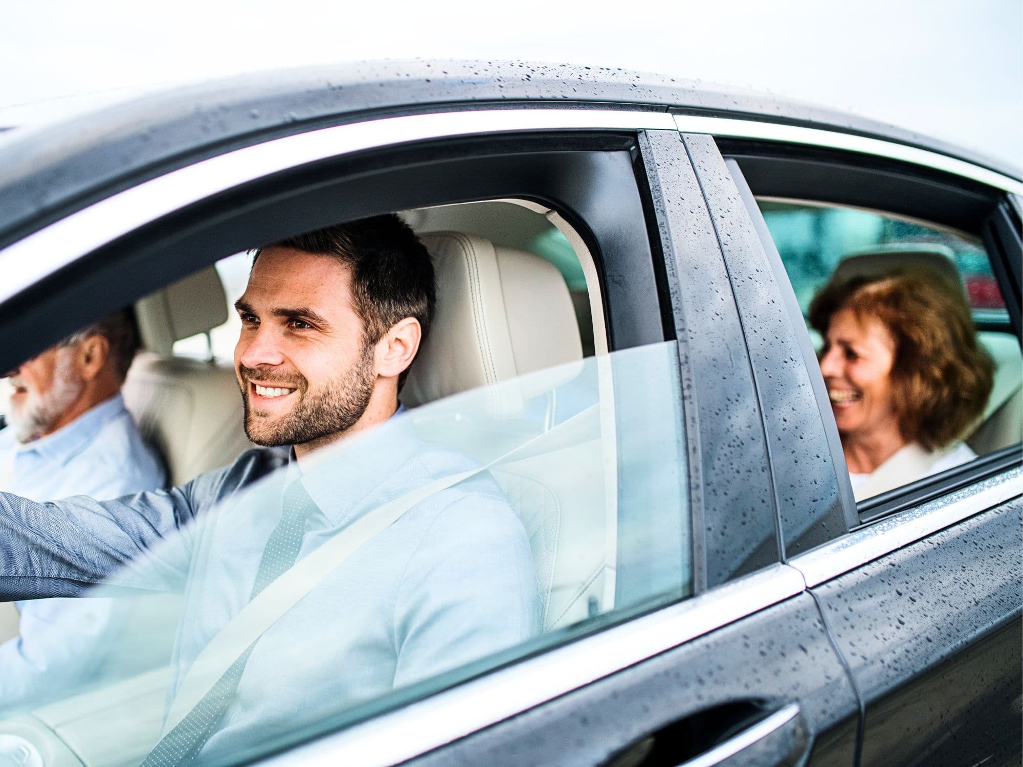 Família dentro do carro durante uma viagem