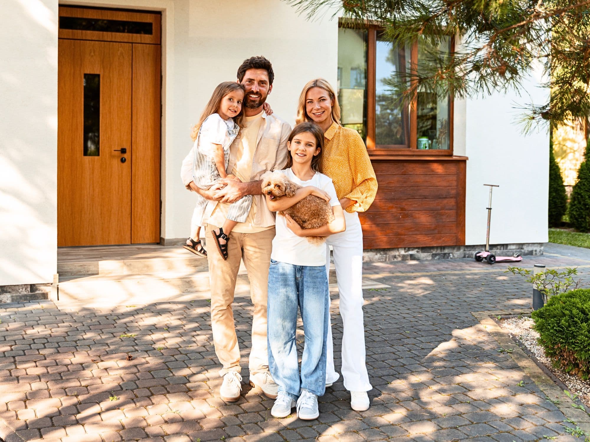 Família com cachorro na porta de casa