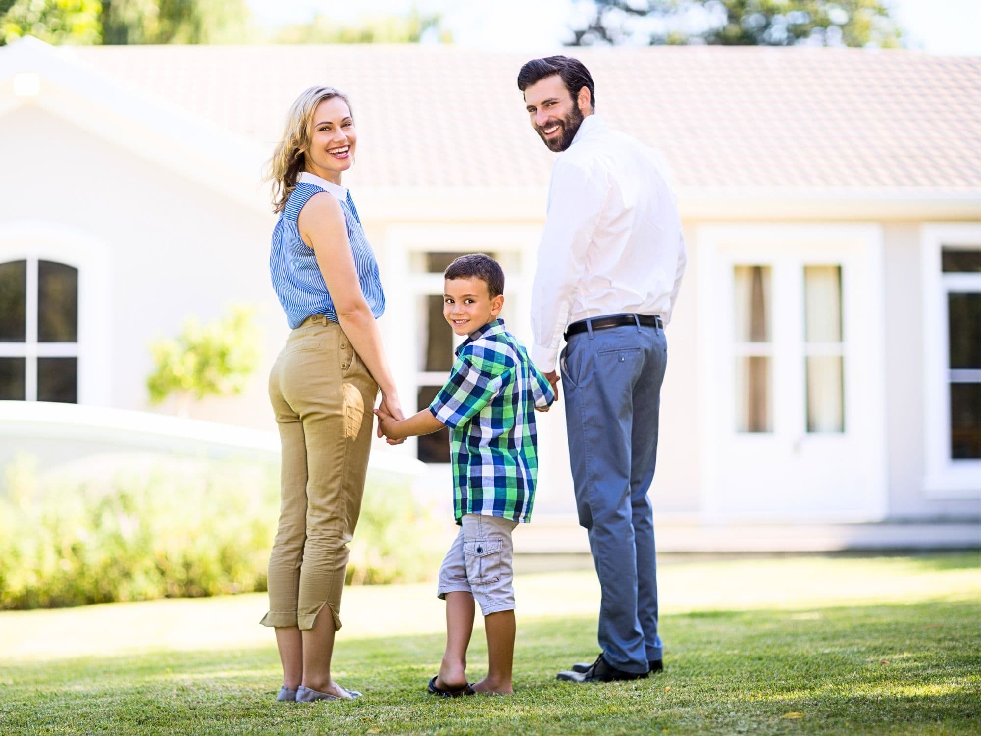 Família em frente a casa, no jardim