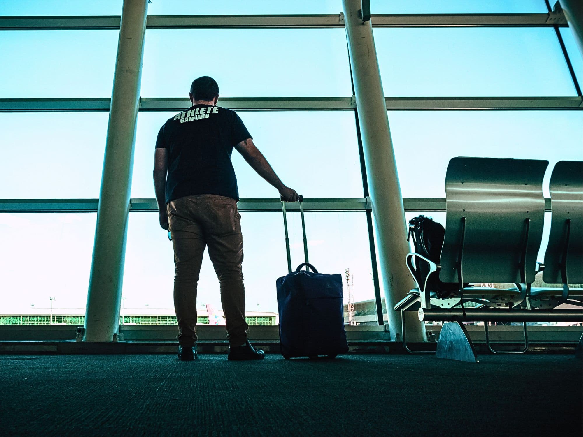 Mala de viagem em ambiente de aeroporto
